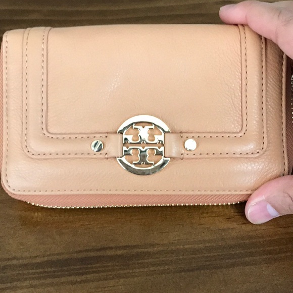 New Tory Burch Cream Clutch / Wristlet - Picture 2 of 4